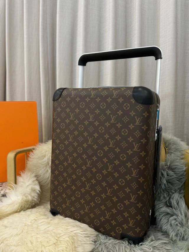 Top-of-the-line, high-end version has arrived. Made of top-grain tan leather, t