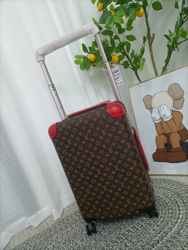 Gf434355Fb Capacity: 28L Weight: 2.6Kg Material: Ultra-lightweight Monogram canv