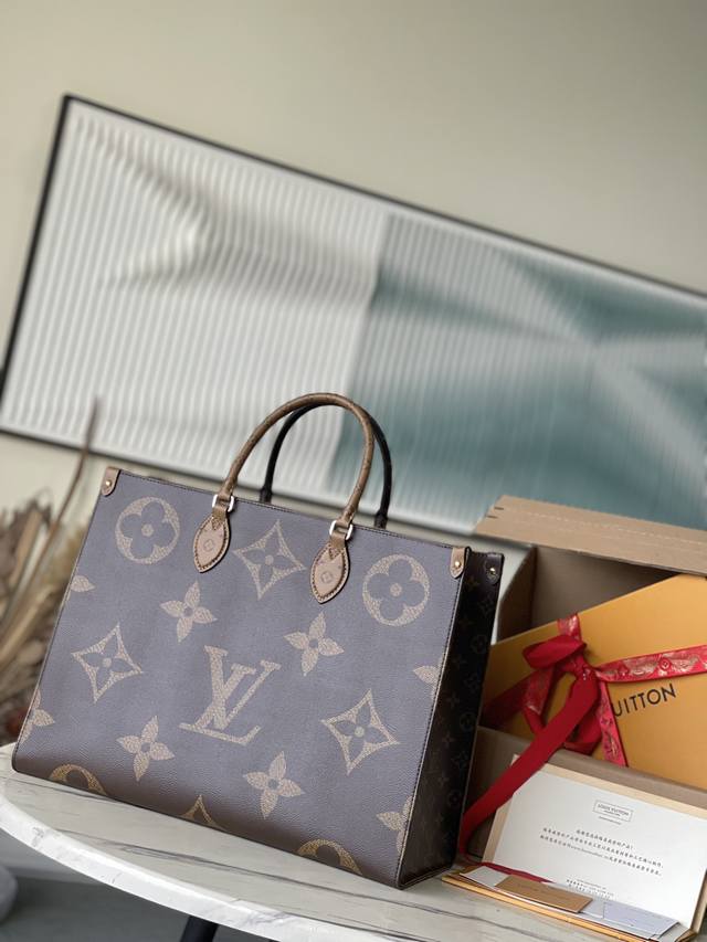 Top-quality original floral shoulder strap M44576 with presbyopia. Duty-free. I