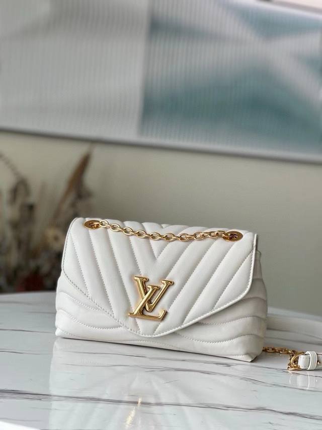 Top-grain leather, original M58549 New Wave chain bag. This V-shaped quilted cha