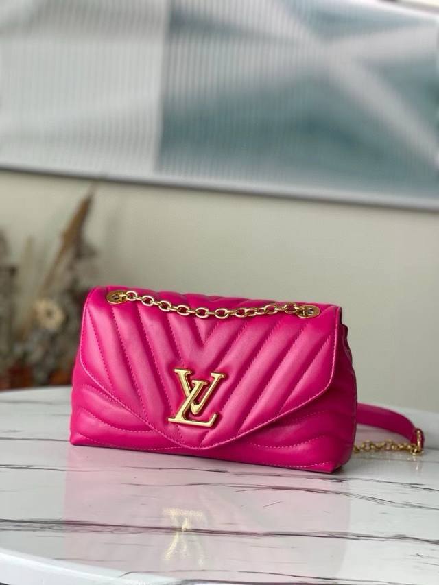 Top-grain leather, original M58553 New Wave chain bag. This V-shaped quilted cha