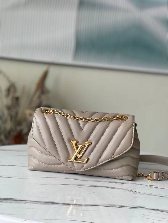 Top-grain leather, original M58550 New Wave chain bag. This V-shaped quilted cha