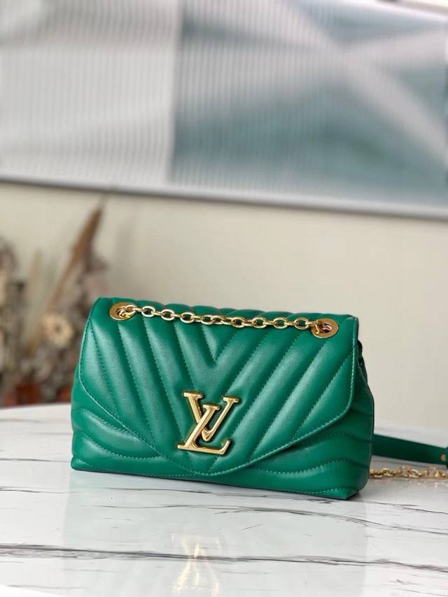 Top-grain leather, original M58664 New Wave chain bag. This V-shaped quilted cha