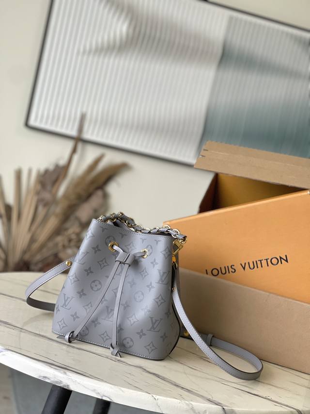 Top-grain leather, original M12749. This Nonoe Bb handbag features the brand's n