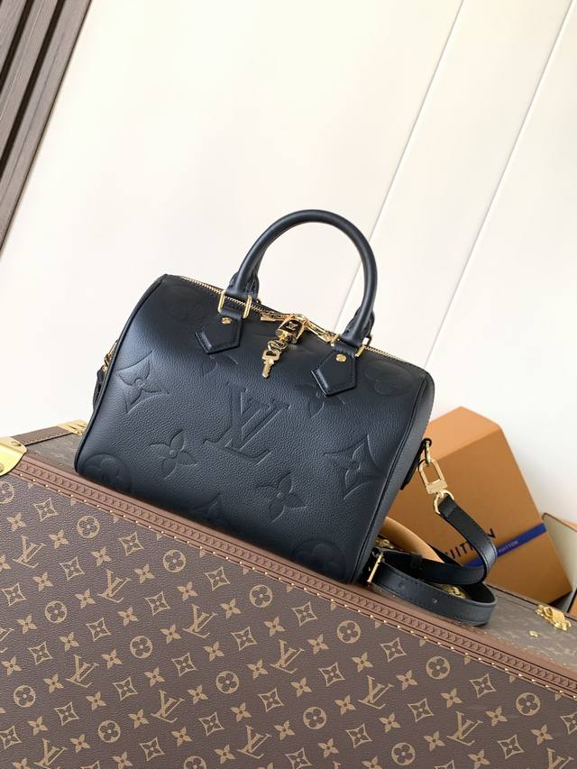Top-grain leather, original, with variable chip. M58951 Black M59273 Apricot M14