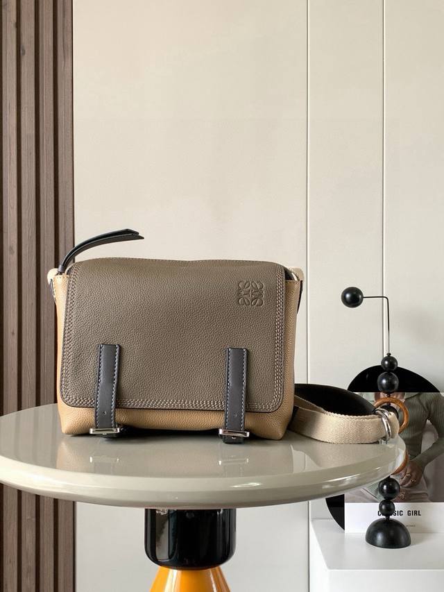 L0Ewe's new Xs Military Messenger bag is a classic messenger bag. This model has