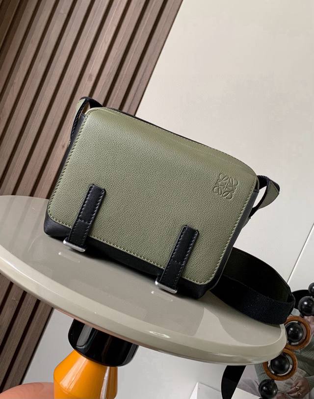 L0Ewe's new Xs Military Messenger bag is a classic messenger bag. This model has