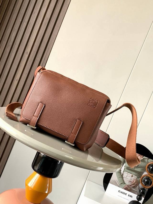 L0Ewe's new Xs messenger bag, the Military Messenger, is a classic messenger bag