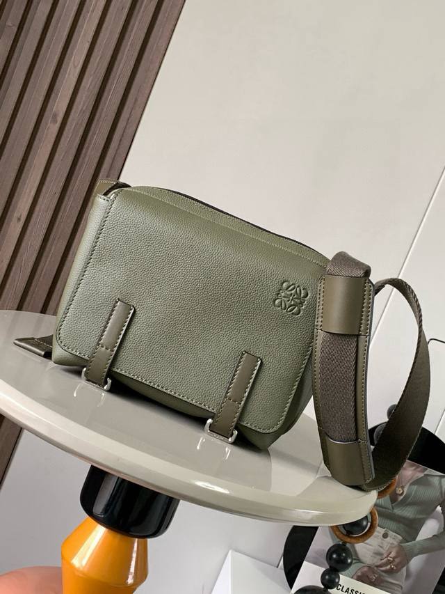 L0Ewe's new Xs Military Messenger bag is a classic messenger bag. This model has