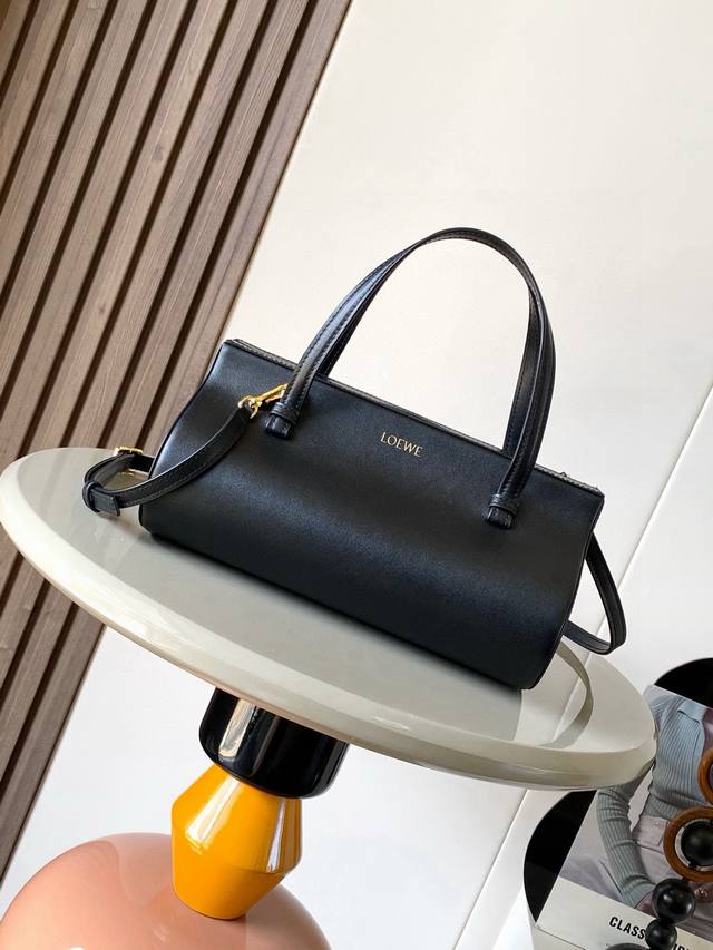 The new Clasp handbag adopts an architectural three-dimensional geometric config