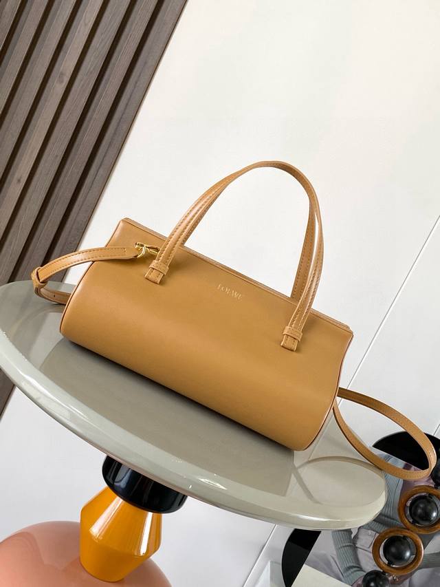 The new Clasp handbag adopts an architectural three-dimensional geometric config
