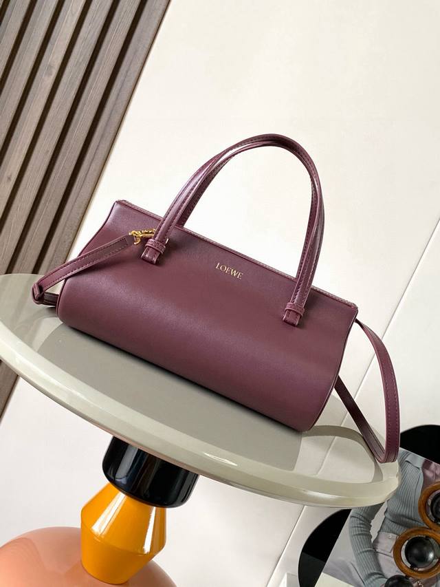 The new Clasp handbag adopts an architectural three-dimensional geometric config