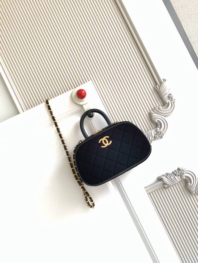As5572 Chanel's new 25A Maxi bowling bag in stock. This bag has a vintage feel a