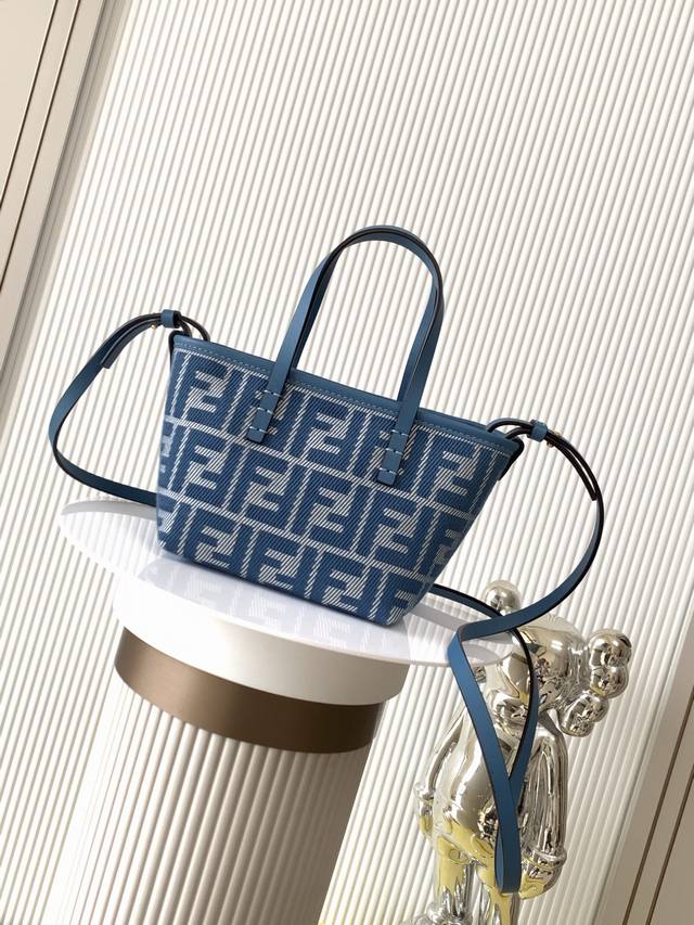 Roll mini shopping basket, the same color calfskin with monogram letters has a r