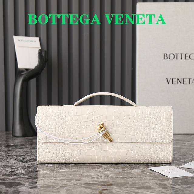Bottegaveneta This crocodile-patterned evening bag is truly cool and beautiful.
