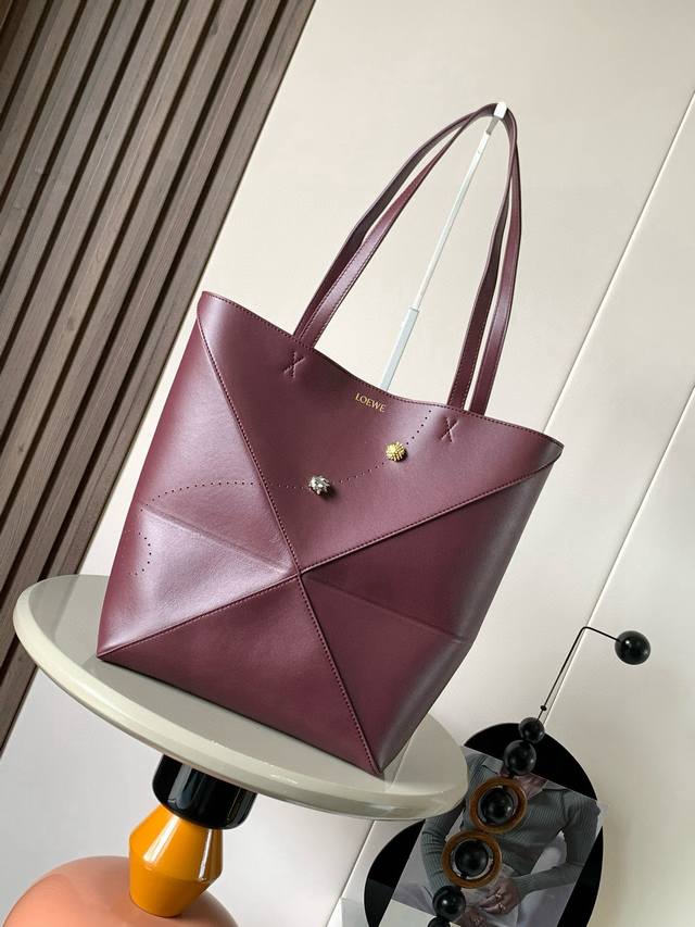 Medium Puzzle Fold Handbag in Shiny Calfskin Leather. The new Puzzle Fold handba