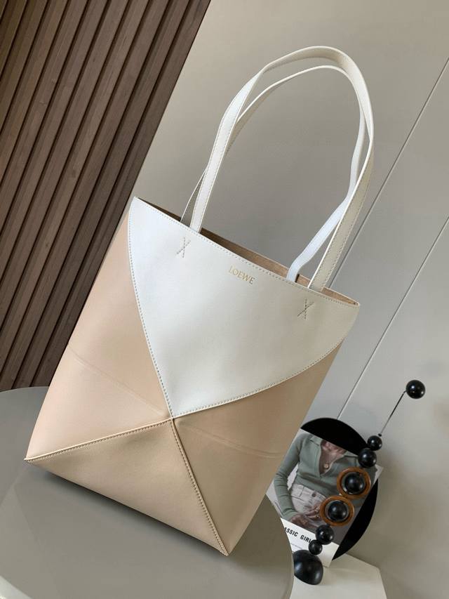 The new shiny cowhide Puzzle Fold handbag plays with geometric patterns again. I
