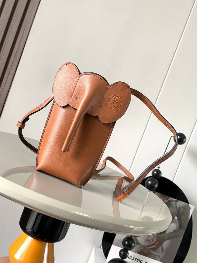 Classic cowhide leather elephant bag. This elephant-shaped phone bag is full of