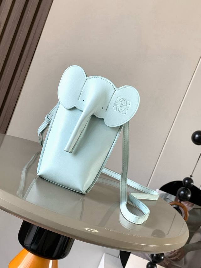 Classic cowhide leather elephant bag. This elephant-shaped phone bag from the El