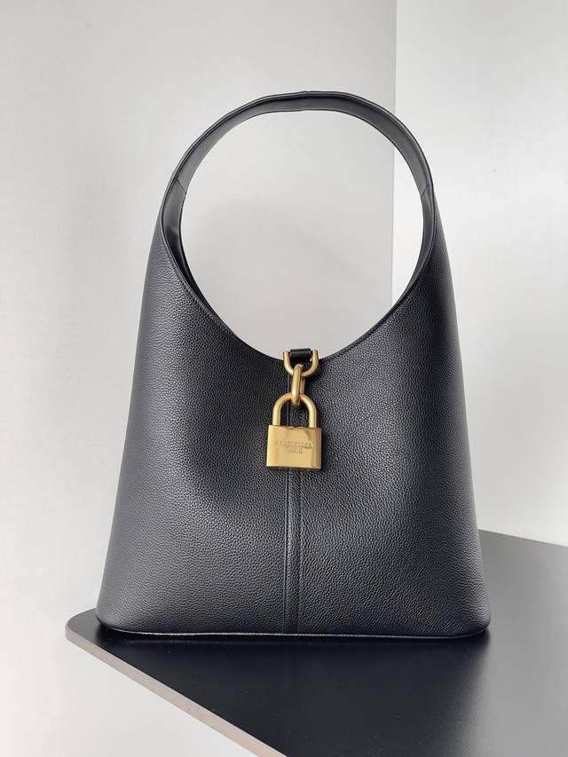 Batch: The large lock hobo bag from the Balenciaga early spring series is here D