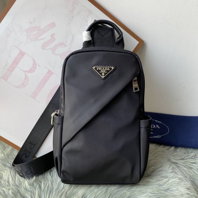 Top-grade high-end and hottest Prada chest bag, shipped in large quantities. We