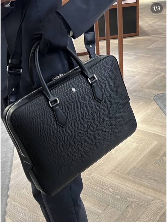 Original, high-quality black, exclusive top-grain cowhide. The Montblanc Classi