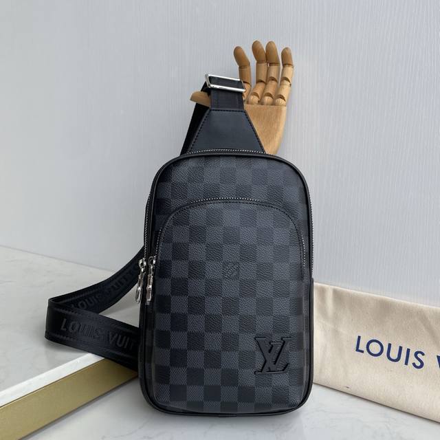 New Louis Vuitton Lv chest bag, imported from Taiwan with imported cowhide, top