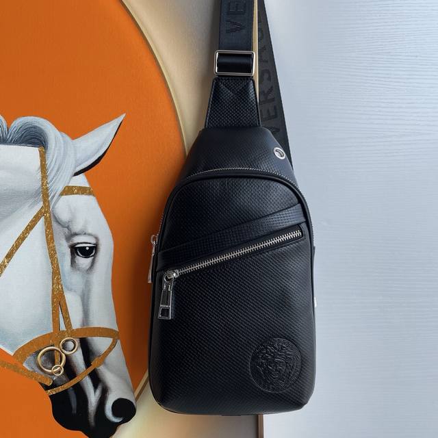 A hot seller in the store, Versace men's chest bag Strong] The latest model, so
