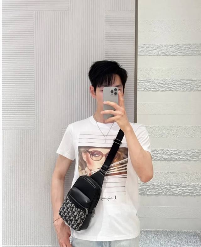A hot item is here, this Rider 2.0 waist bag is a practical and modern style. Cr