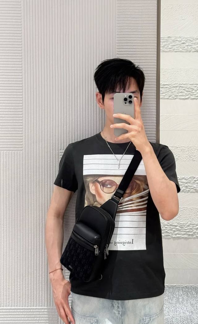 A hot item is here, this Rider 2.0 waist bag is a practical and modern style. Cr