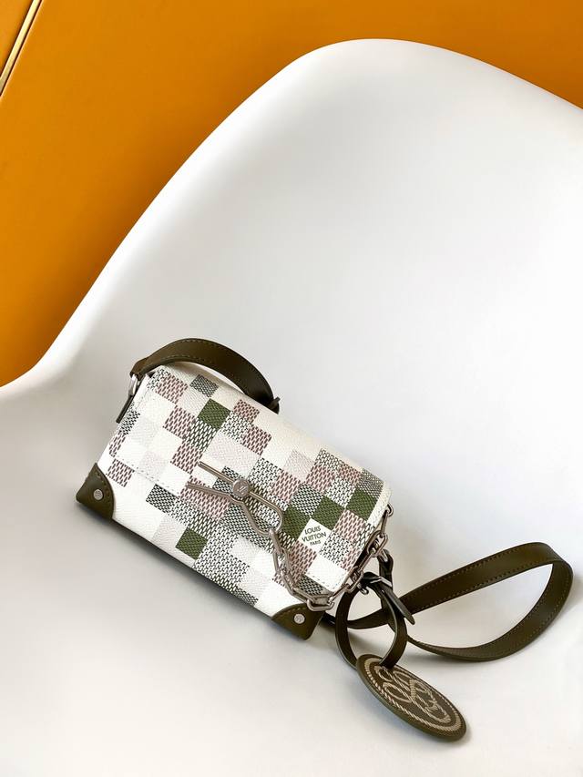 N00108 Premium Original Dynamic Code Change. This Steamer Mini Bag is crafted fr