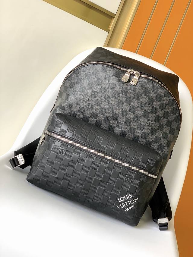 N40436 This original Discovery Small backpack from the Damier2 collection featur
