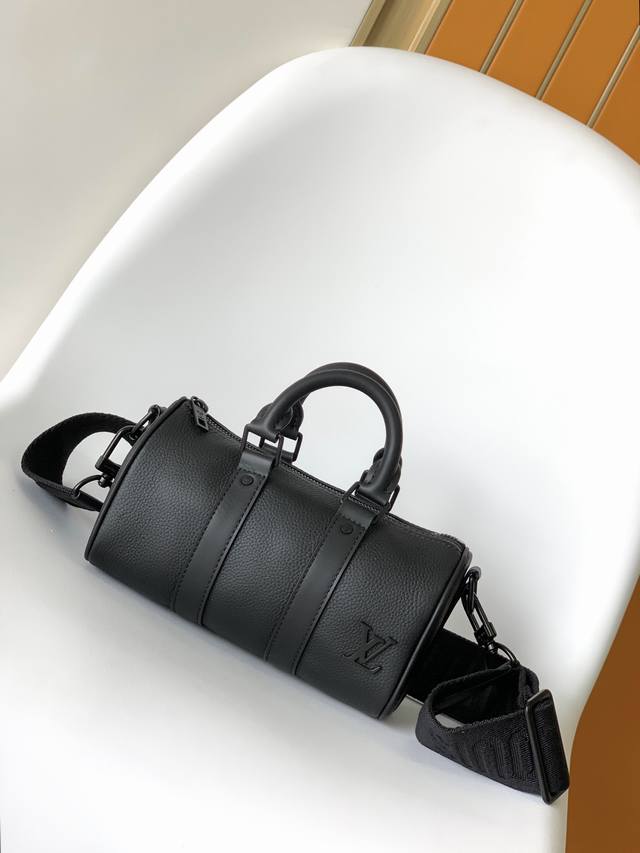 Top-grade original M80950 This bag embodies the classic silhouette of the Keepal