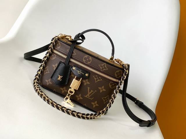 P A photo of the premium original M47125 Vanity Chain Pouch, inspired by the cla