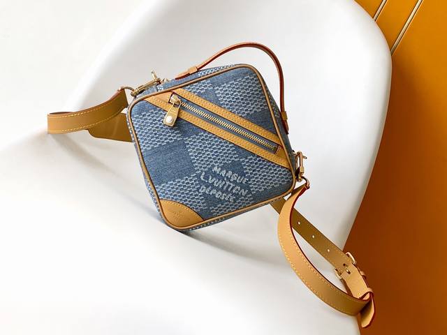 P Premium Original N40706 Denim. This Chess messenger bag's chic silhouette pays