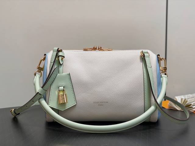 Top-grade original M26905 off-white M26039 full leather pillow bag. This season'
