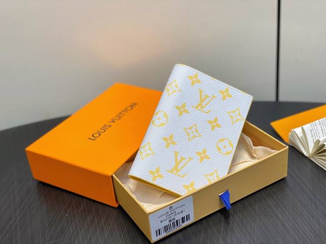 Top-quality original M14770 yellow passport holder. This passport holder featur