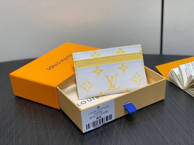 Top-grade original M14771 yellow card holder, card holder, and wallet. This seas