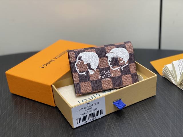 Premium original N40812, a stylish, silk-screened card holder and wallet featur