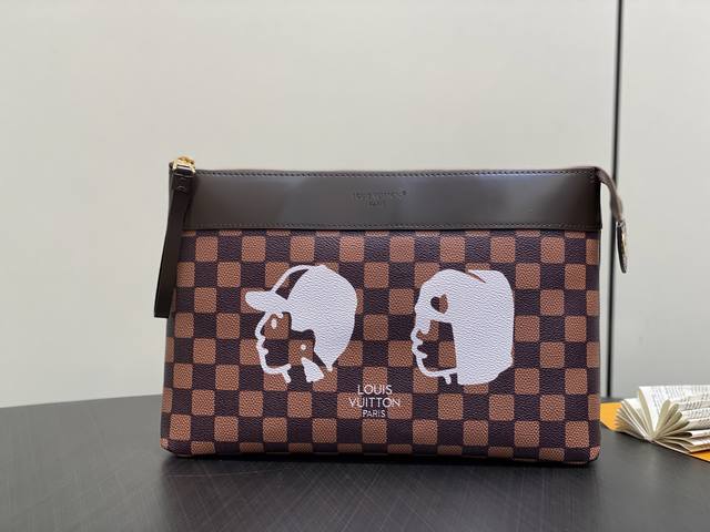 Top-grade original M40813 brown plaid silk-screened clutch. The Pochette Voyage