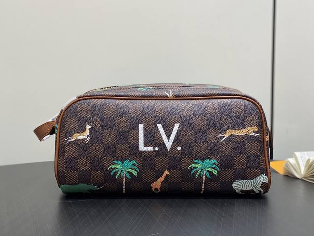 Top-quality original M44494 brown plaid silk-screened cosmetic bag. This Dopp t