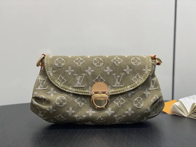 Top-quality original M95217 grass green denim underarm bag. Vintage denim shoul