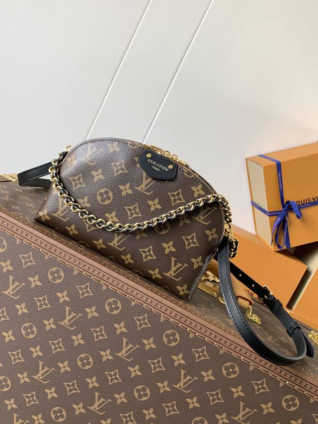 Top-quality original, variable-code chip M12996 The Be Alma handbag combines th