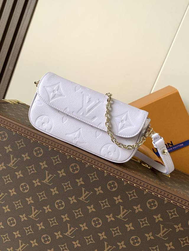 Original, Variable Chip M25714 DDD. This Wallet On Chain Ivy handbag is crafted