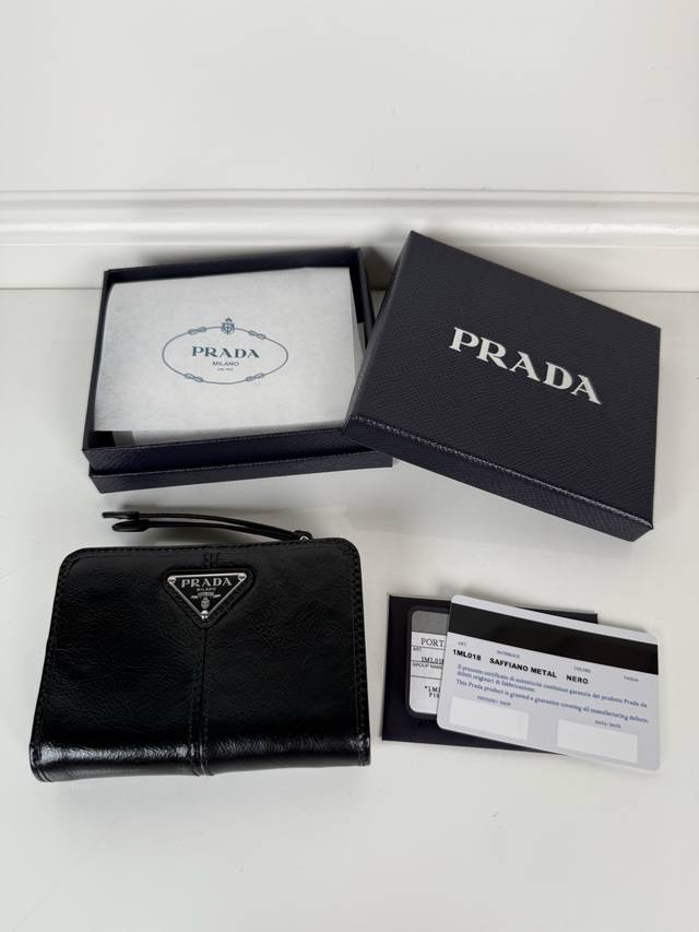 P's black oiled cowhide short wallet, model number 1Ml018, features a snap closu