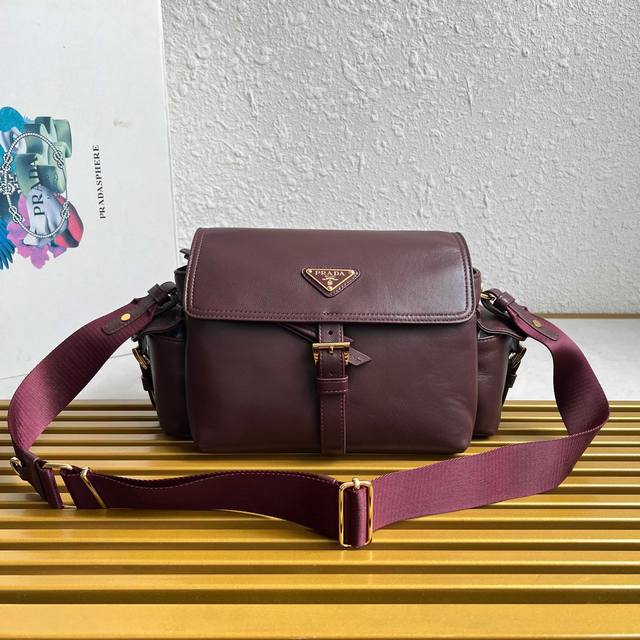 Top-quality original new messenger bag 1Bd394 lambskin burgundy has arrived. Th