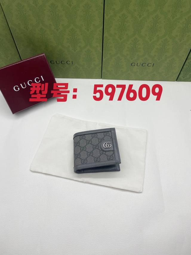 Ophidia series short wallet. The Gg logo evolved from the Gucci diamond quilting