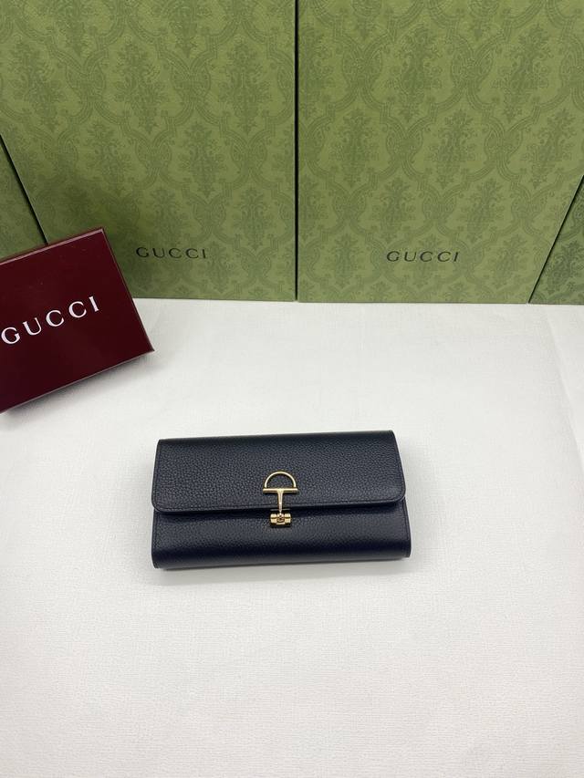 This Gucci Softbit shoulder bag, packaged in a red box, features a large half-h