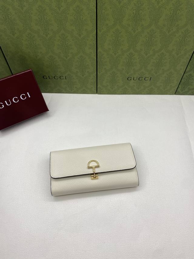 This Gucci Softbit shoulder bag, packaged in a red box, features a large half-h