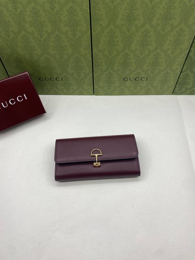 This Gucci Softbit shoulder bag, packaged in a red box, features a large half-h